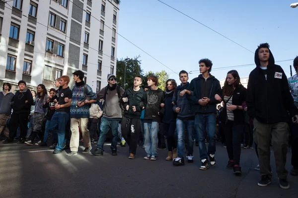 Lukiolaiset protestoivat Milanossa, Italiassa — kuvapankkivalokuva