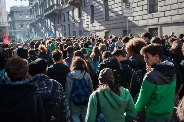 Protest studentů středních škol v Miláně, Itálie — Stock fotografie