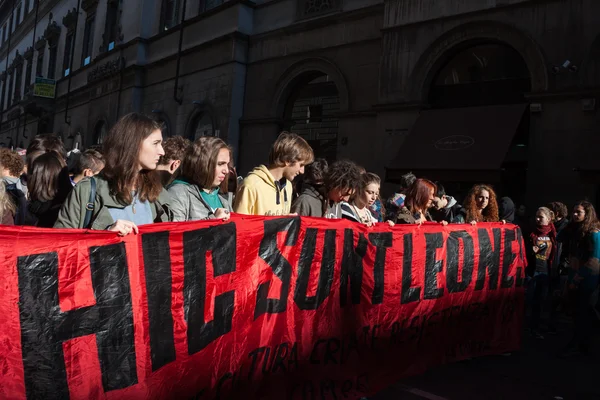 ミラノ、イタリアの中等学校の学生抗議 — ストック写真