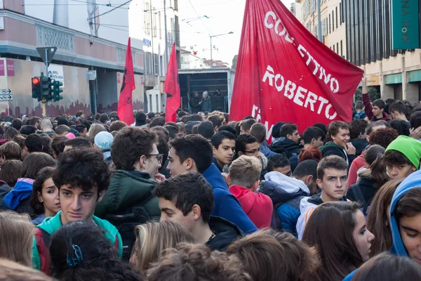 Protest studentů středních škol v Miláně, Itálie — Stock fotografie