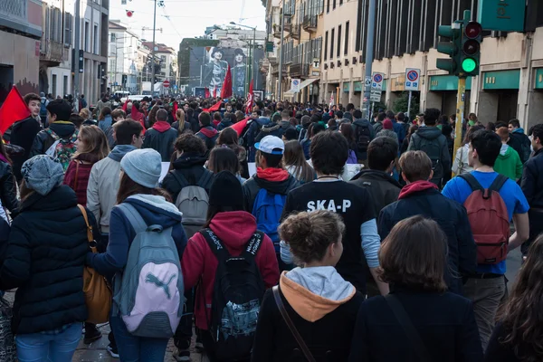 Διαμαρτυρία μαθητών δευτεροβάθμιας εκπαίδευσης στο Μιλάνο, Ιταλία — Φωτογραφία Αρχείου