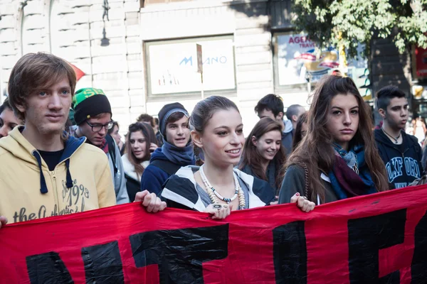 Protest studentů středních škol v Miláně, Itálie — Stock fotografie