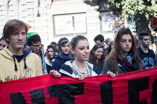 Διαμαρτυρία μαθητών δευτεροβάθμιας εκπαίδευσης στο Μιλάνο, Ιταλία — Φωτογραφία Αρχείου