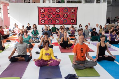 insanlar yoga Festivali Milano, İtalya