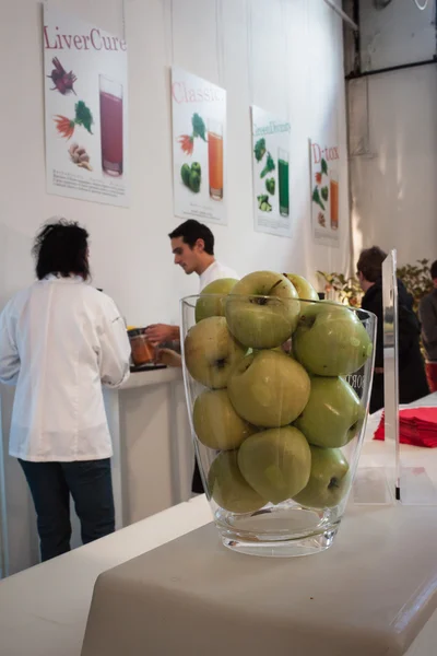 Ovocné šťávy bar na jógu festivalu v Miláně, Itálie — Stock fotografie