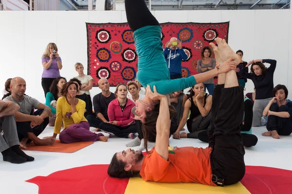 Mensen op yoga festival in Milaan, Italië — Stockfoto