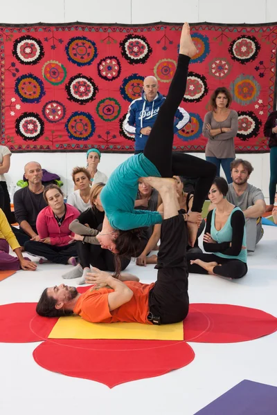 Mensen op yoga festival in Milaan, Italië — Stockfoto