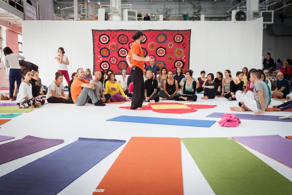 Les gens au Festival de Yoga à Milan, Italie — Photo