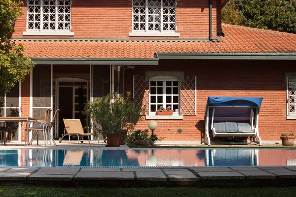 Architectonische details van een mooie villa — Stockfoto