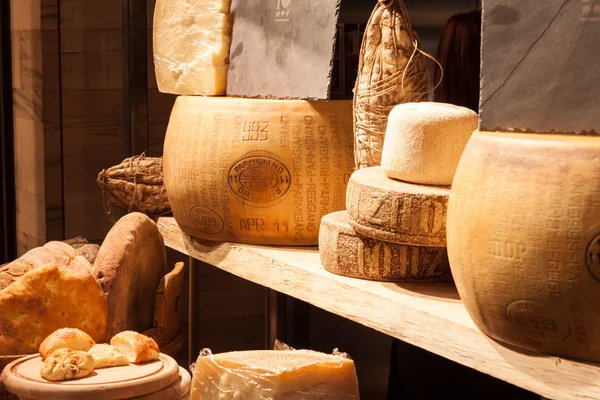 Diversi tipi di formaggio italiano all'Host 2013 di Milano — Foto Stock