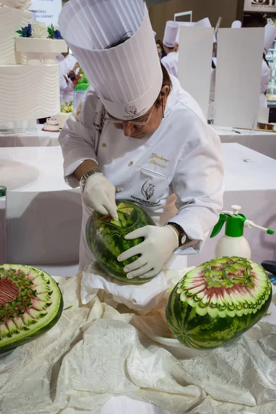 Chef carves a watermelon at Host 2013 in Milan, Italy — Stock Photo, Image
