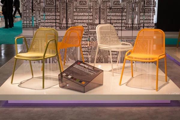 Eleganckie krzesła w 2013 hosta w Mediolan, Włochy — Zdjęcie stockowe