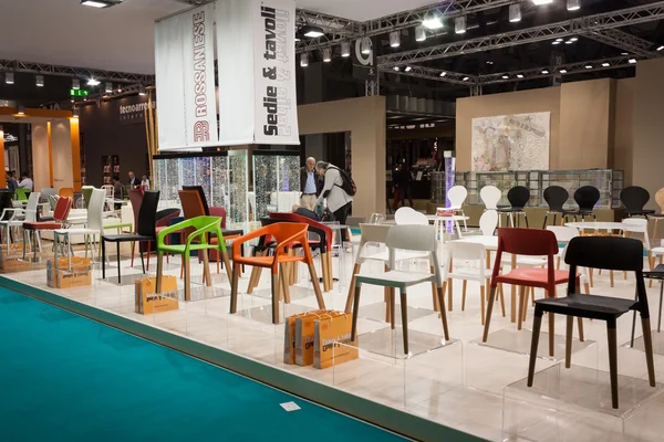 Elegante stoelen op host 2013 in Milaan, Italië — Stockfoto