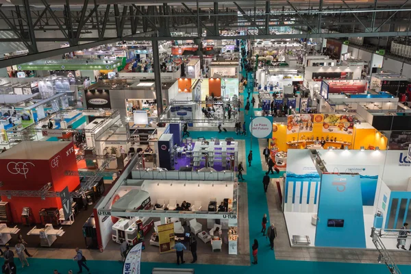 Vista dall'alto di stand e persone a Host 2013 a Milano — Foto Stock