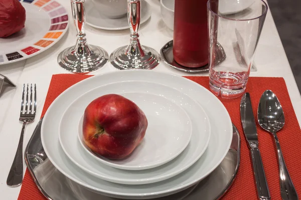 Vaisselle avec pomme rouge à Host 2013 à Milan, Italie — Photo