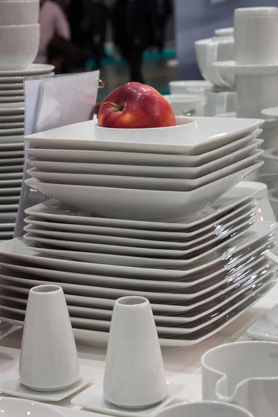 Geschirr mit rotem Apfel beim Host 2013 in Mailand, Italien — Stockfoto