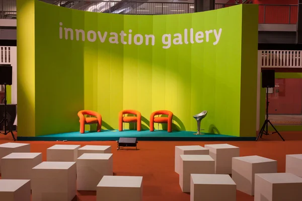 Пустые оранжевые стулья на Host 2013 в Милане, Италия — стоковое фото