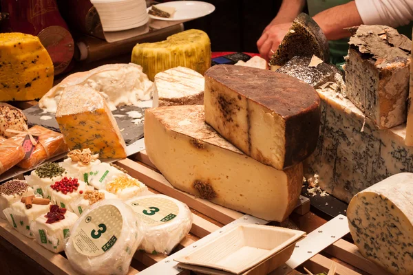 Diversi tipi di formaggio italiano all'Host 2013 di Milano — Foto Stock
