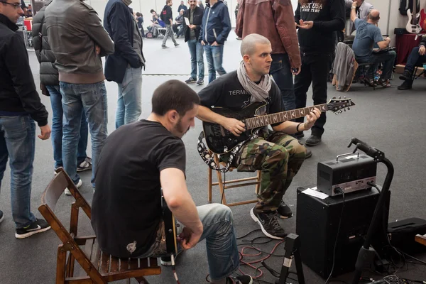 Músicos no Milano Guitars & Beyond 2013 em Milão, Itália — Fotografia de Stock
