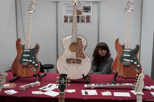 Guitarras de mármore no Milano Guitars & Beyond 2013 em Milão, Itália — Fotografia de Stock