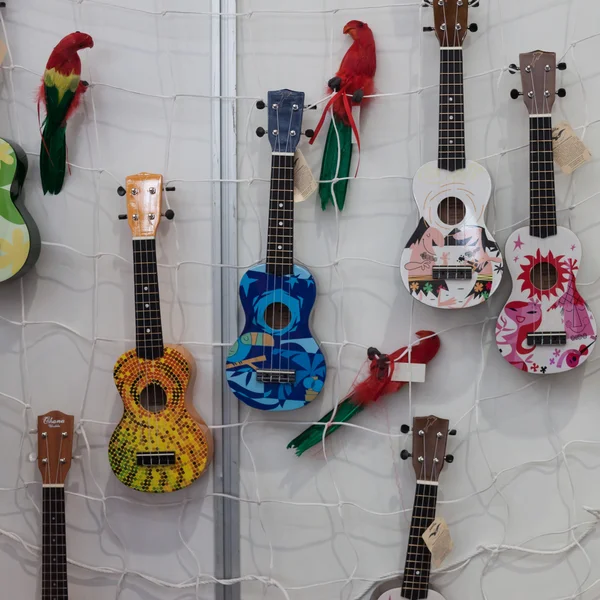 Kleine gitarren bei milano guitars & beyond 2013 in milan, italien — Stockfoto