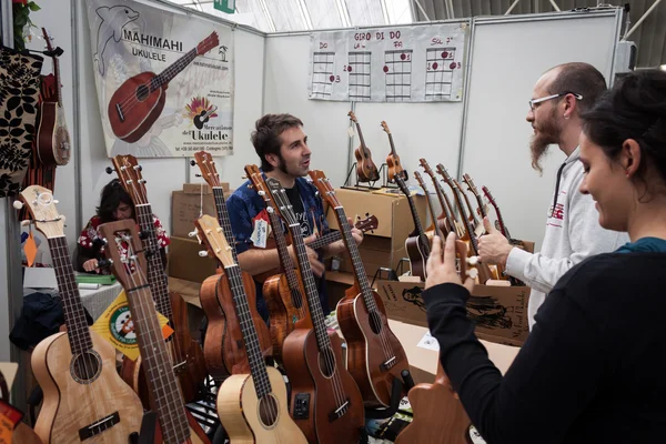 Gitarren bei milano guitars & beyond 2013 in milan, italien — Stockfoto