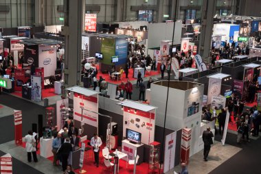 Üstten Görünüm kişi ve kabinleri smau Fuarı Milano, İtalya