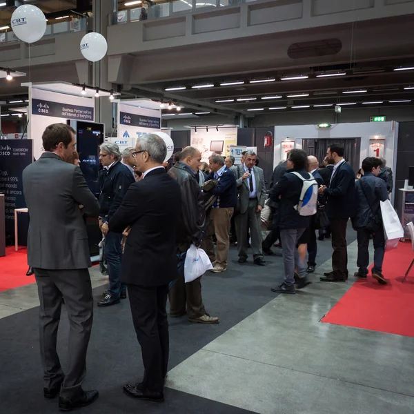 Mensen op smau beurs in Milaan, Italië — Stockfoto