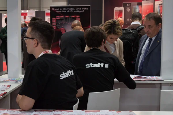 Gente en la exposición Smau en Milán, Italia — Foto de Stock