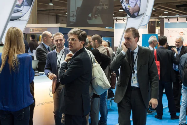 Menschen auf der smau-Ausstellung in Mailand, Italien — Stockfoto