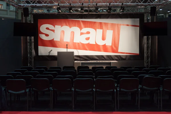 Sillas vacías en la exposición Smau en Milán, Italia — Foto de Stock