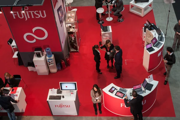 Vista superior del stand de Fujitsu en la exposición Smau en Milán, Italia —  Fotos de Stock