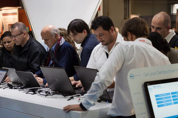 Oameni la expoziția Smau din Milano, Italia — Fotografie, imagine de stoc