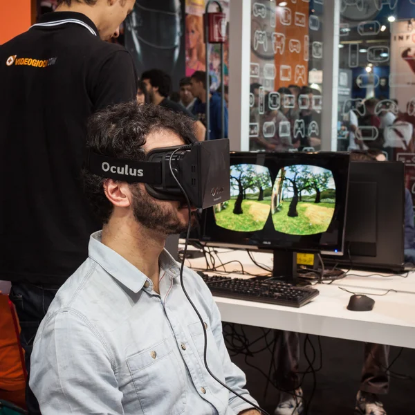 Homme avec casque de réalité virtuelle à la Games Week 2013 à Milan, Italie — Photo