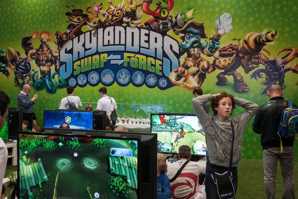 Kids play at Games Week 2013 in Milan, Italy — Stock Photo, Image