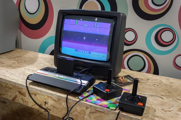 Atari retro konsoli w tygodniu gry 2013 w Mediolan, Włochy — Zdjęcie stockowe