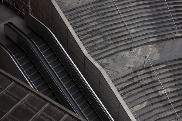 Vue de dessus de l'escalier avec escalier roulant — Photo