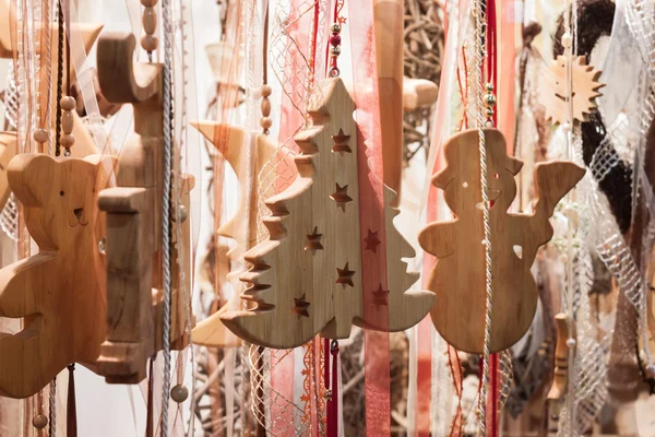 クリスマス木製の装飾で週末のミラノ、イタリアのドナ 2013 — ストック写真