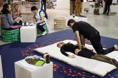 masör genç bir kadın ile hafta sonu donna 2013 Milano, İtalya