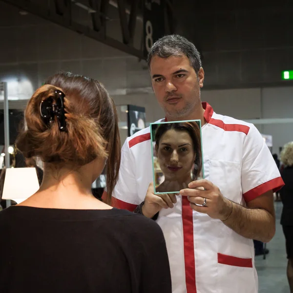 Man holding a mirror at Weekend Donna 2013 in Milan, Italy — Stock Photo, Image