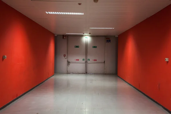 週末に非常口を持つ空の廊下のミラノ、イタリアのドナ 2013年 — ストック写真