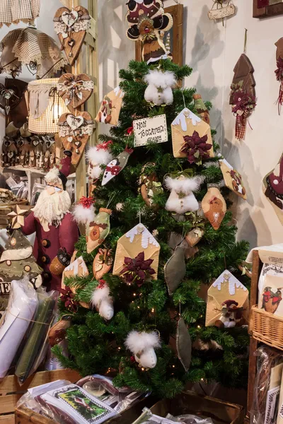 Weihnachtsbaum am wochenende donna 2013 in milan, italien — Stockfoto