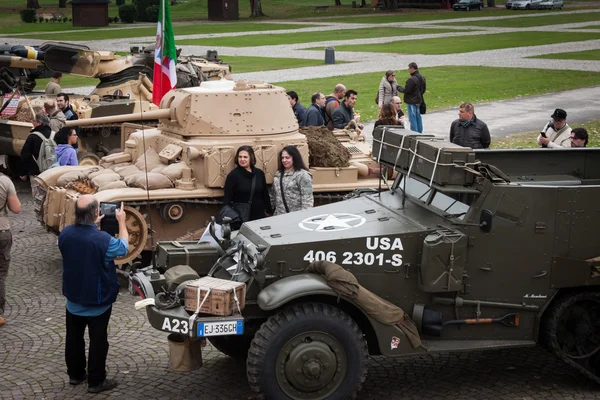 Люди и танки на Militalia 2013 в Милане — стоковое фото