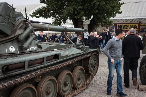 Люди и танки на Militalia 2013 в Милане — стоковое фото