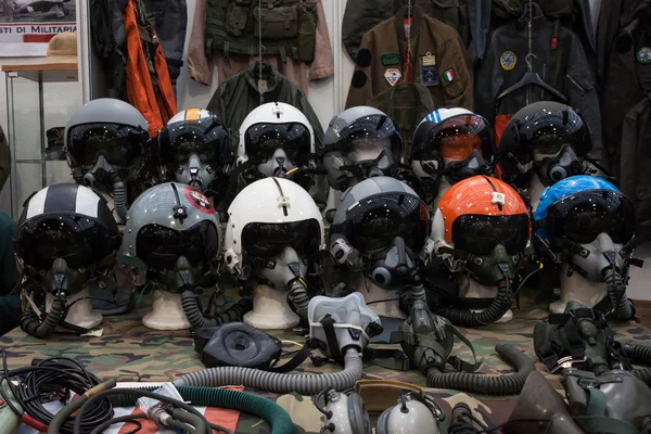 Helme der Luftwaffe auf der militalia 2013 in Mailand, Italien — Stockfoto