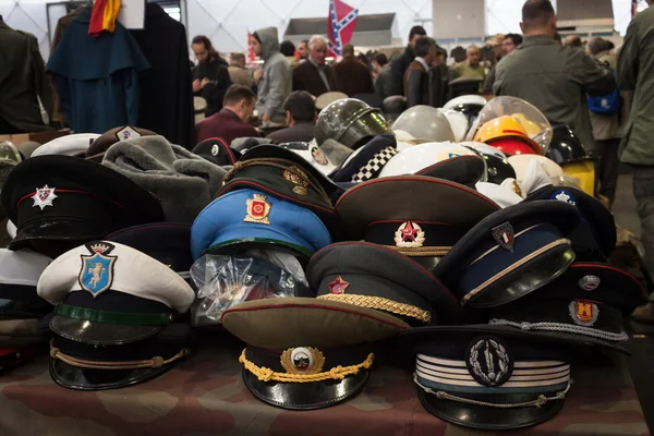 Российские военные шляпы на Militalia 2013 в Милане, Италия — стоковое фото