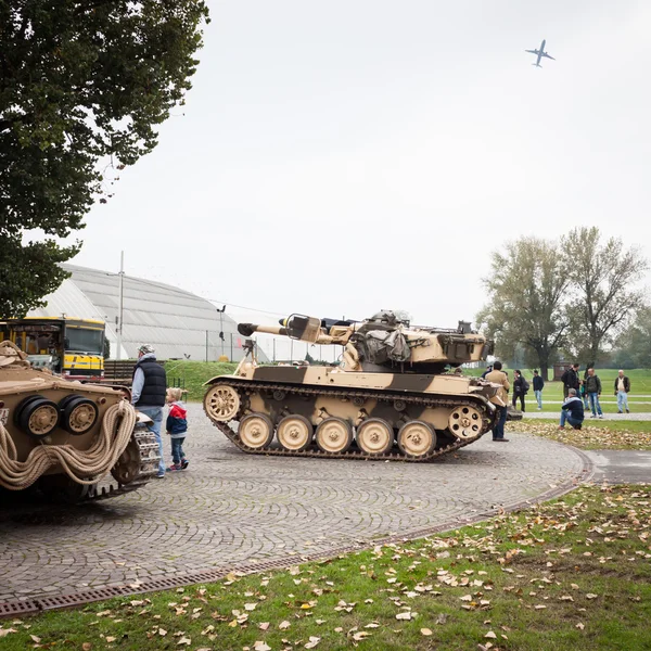 People and tanks at Militalia 2013 in Milan, Italy — Stock Photo, Image