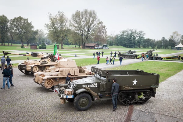 People and tanks at Militalia 2013 in Milan, Italy — Stock Photo, Image