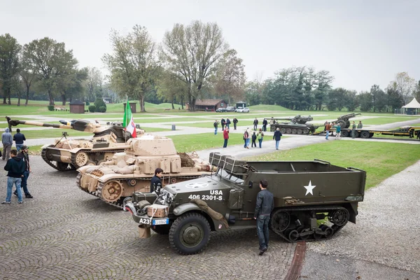 Menschen und Panzer auf der militalia 2013 in Mailand, Italien — Stockfoto