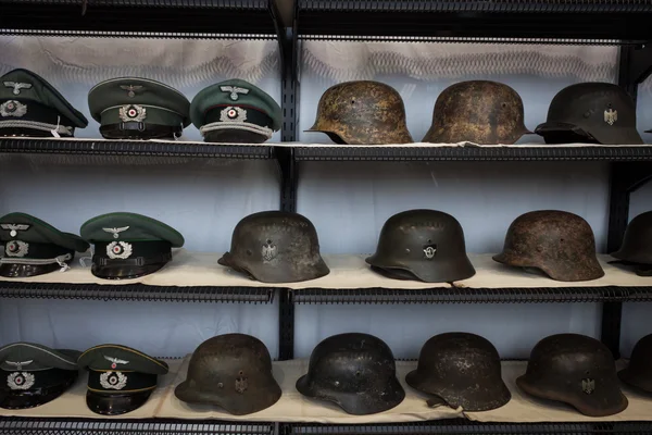 Cascos y sombreros nazis en Militalia 2013 en Milán, Italia — Foto de Stock